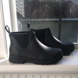 Muck boots. Barely used. Size 9